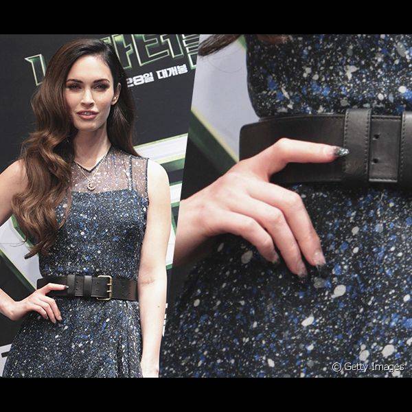 A atriz Megan Fox apostou na nail art degradê com esmalte de glitter chumbo para prestigiar a pré-estreia do filme 